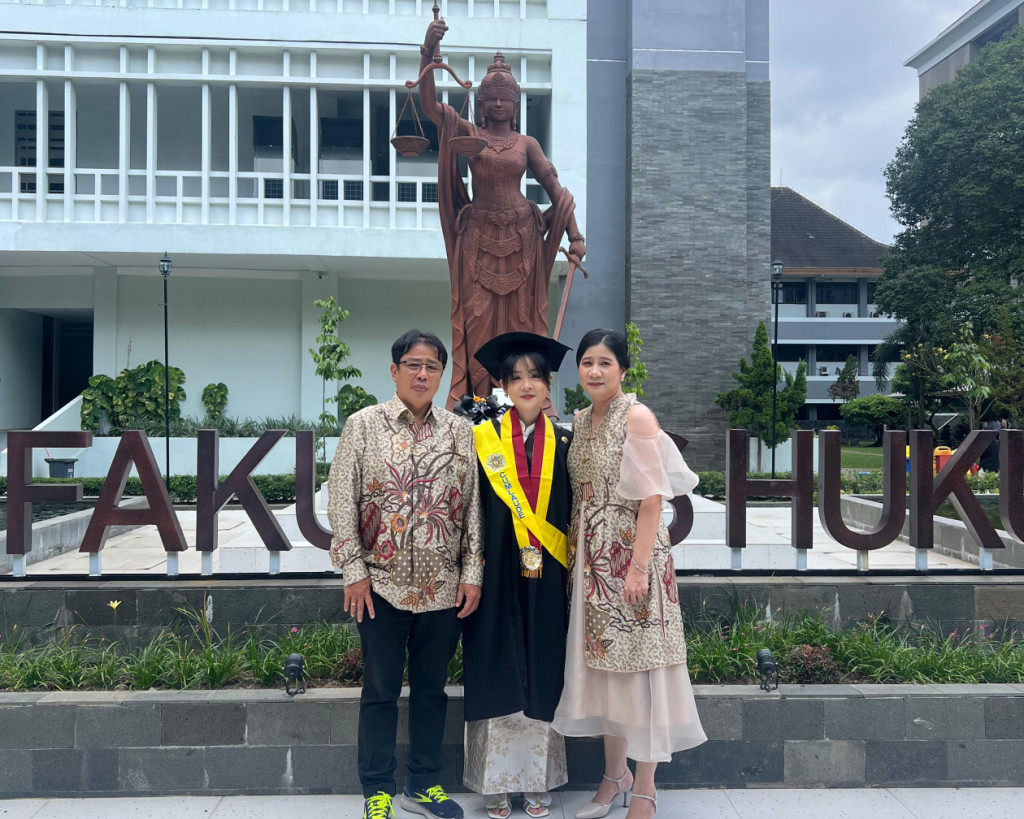 Stephani of UGM graduated with perfect GPA
