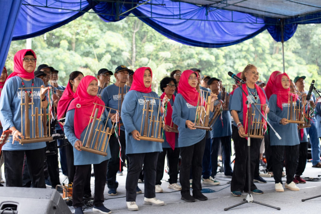 Over 1,100 participants joined the Korpagama Fun Walk at UGM to celebrate the organization’s 20th anniversary and UGM’s 76th anniversary.