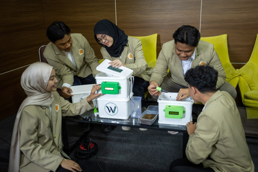 UGM students with waste into organic fertilizer innovation