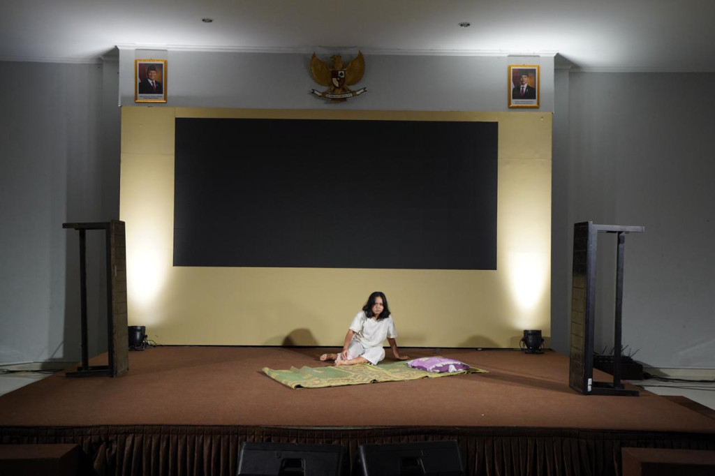 UGM students convey social and political criticism through monologue performances at the 2025 Porsenigama festival.