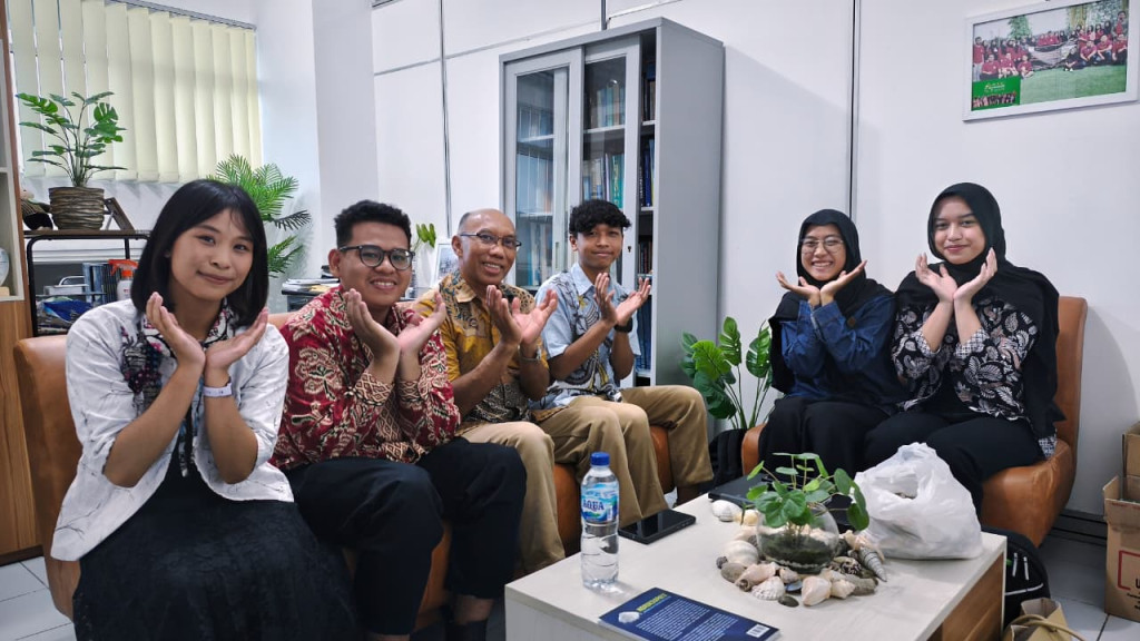 UGM students create a nano-hydroxyapatite gel from green mussel shells and tea leaves to enhance tooth remineralization and prevent dental caries.