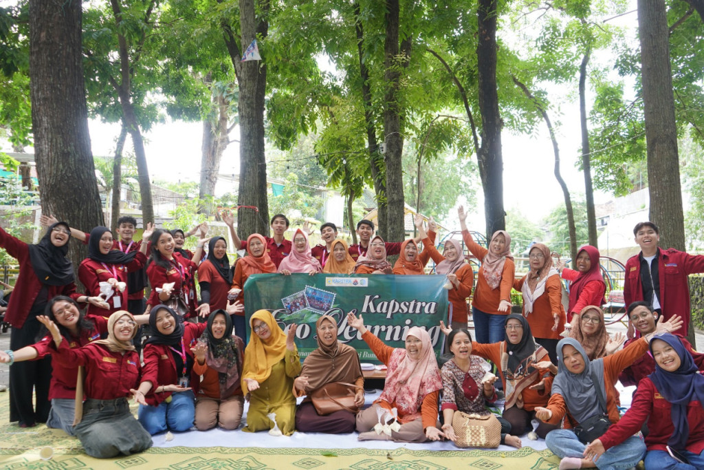 UGM students hold KAPSTRA Eco-Learning outreach on herbal medicine, TOGA planting, and eco-enzyme training to promote sustainable environmental practices.