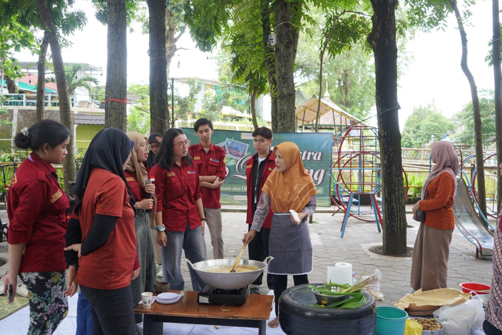 UGM students hold KAPSTRA Eco-Learning outreach on herbal medicine, TOGA planting, and eco-enzyme training to promote sustainable environmental practices.