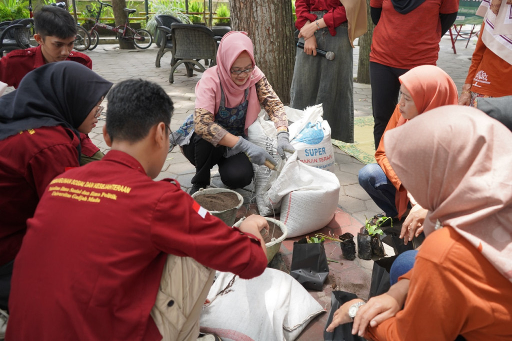 UGM students hold KAPSTRA Eco-Learning outreach on herbal medicine, TOGA planting, and eco-enzyme training to promote sustainable environmental practices.