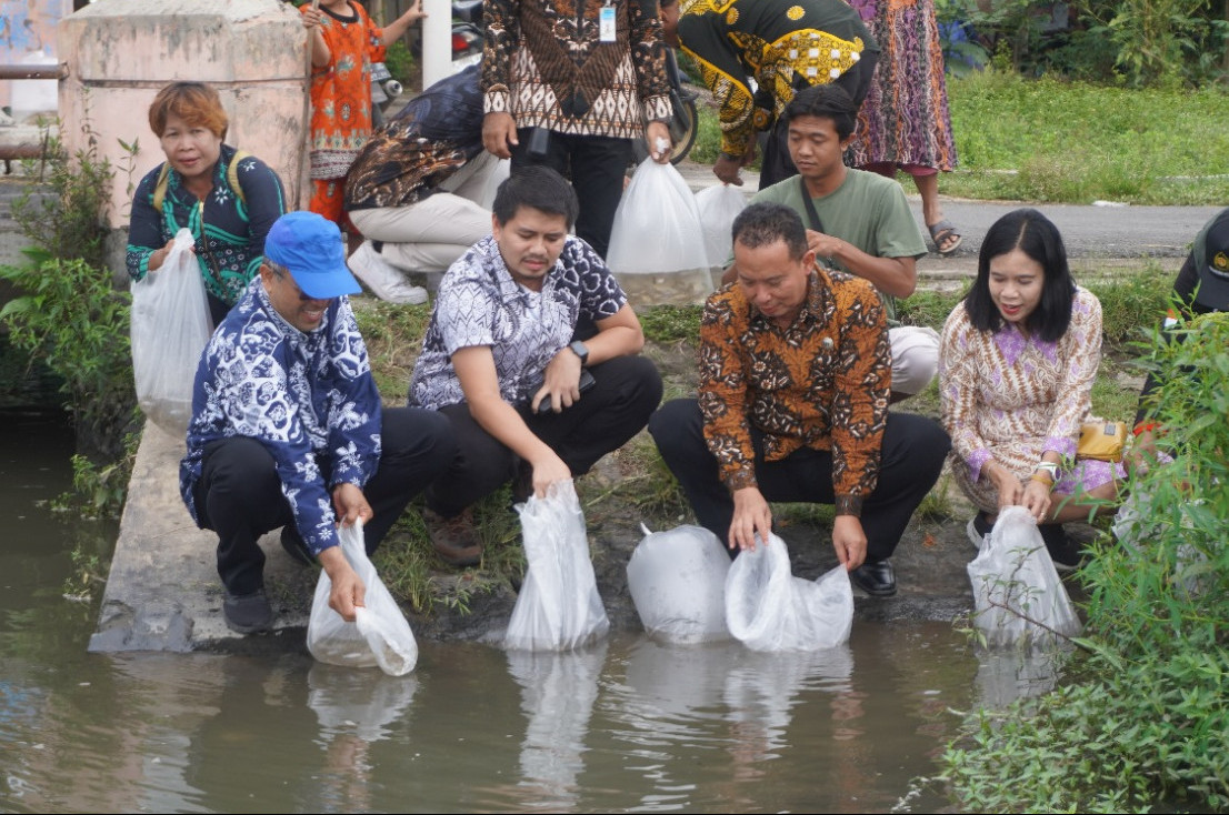 Biology UGM releases 5,000 yellow rasbora fish into the Gandok River, Bantul, to restore local ecosystems and promote sustainable fisheries.