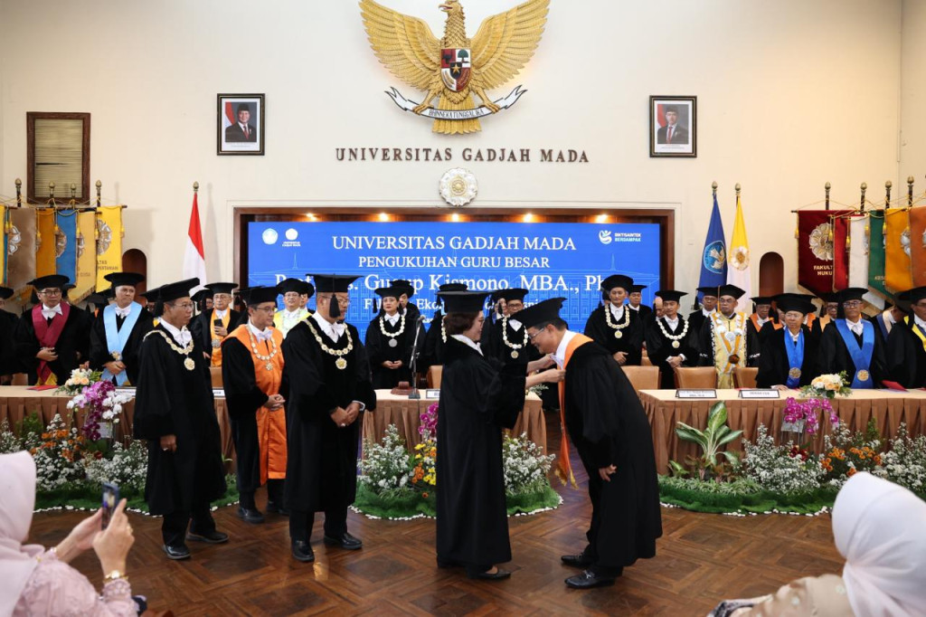Professor Gugup Kismono emphasizes the rising work-life imbalance among young workers during his inauguration as Professor of Organizational Psychology at UGM.