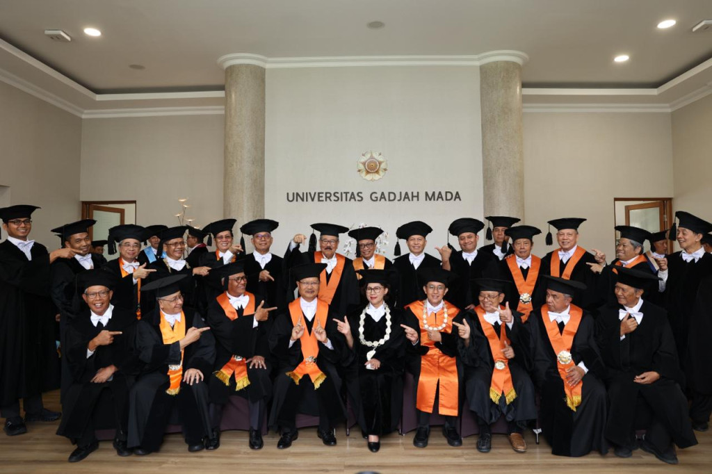 Professor Gugup Kismono emphasizes the rising work-life imbalance among young workers during his inauguration as Professor of Organizational Psychology at UGM.