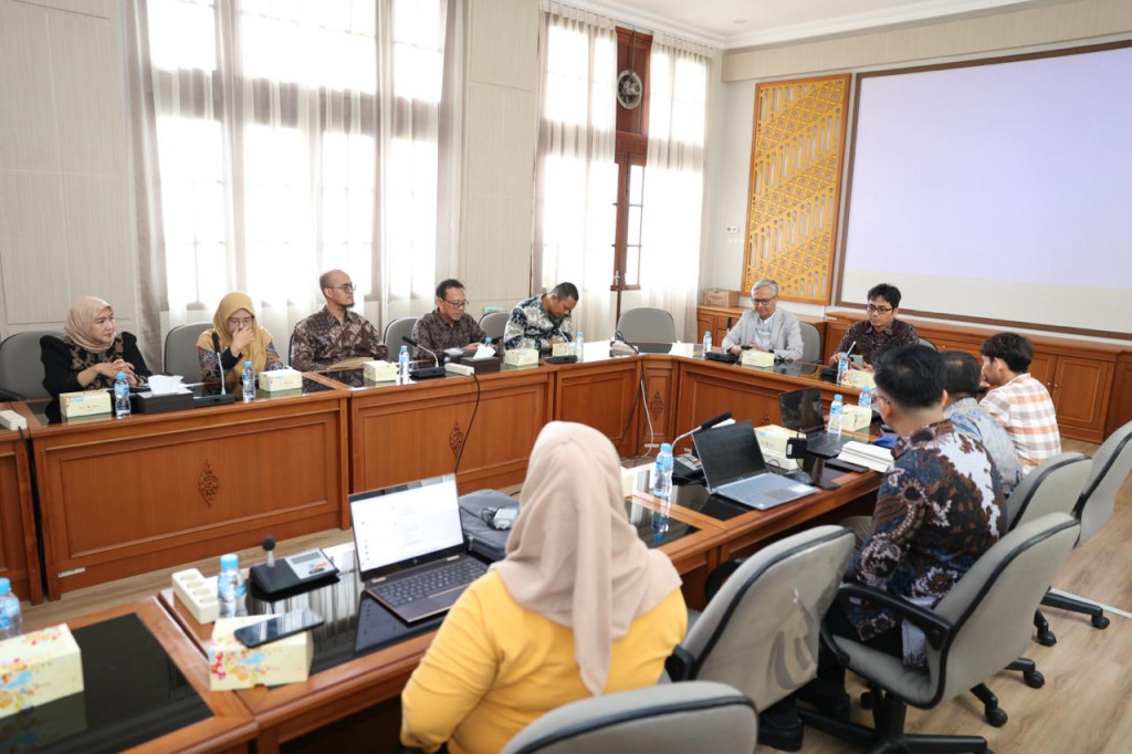 UGM and the Indonesian Waqf Board explore waqf-linked sukuk to strengthen university endowment management and support education financing.
