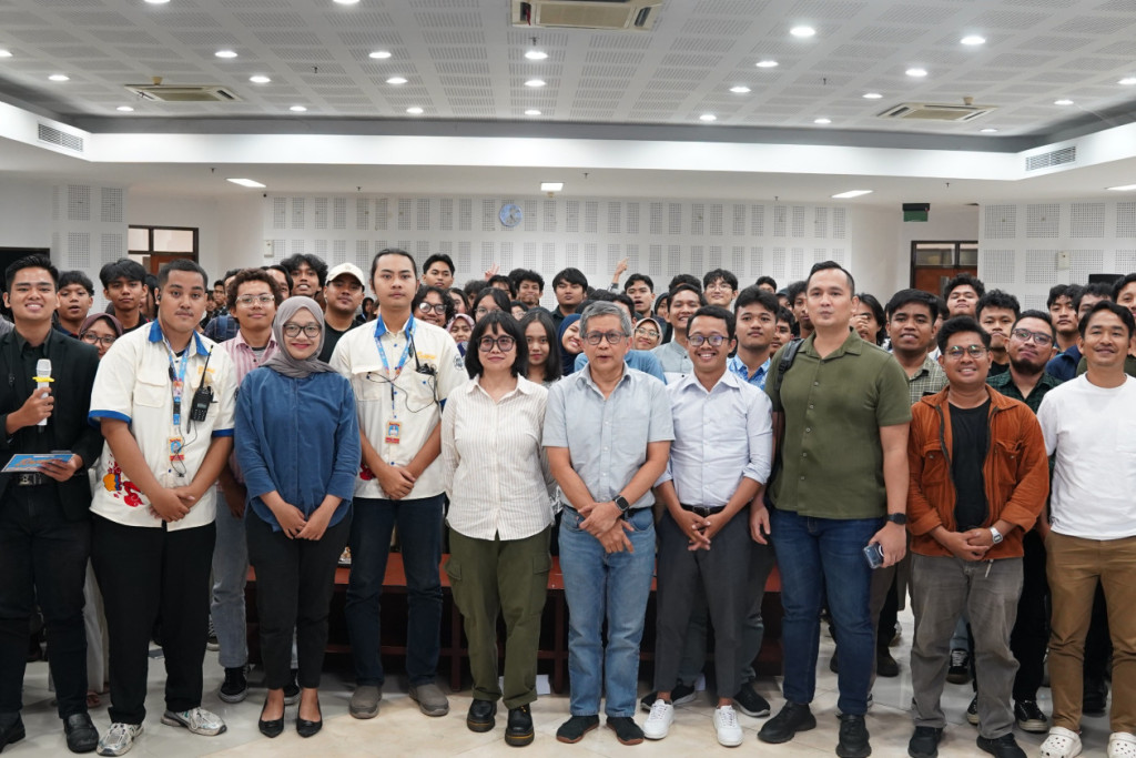 Experts at UGM’s Bersuara Talkshow warn that Indonesia’s post-reform education still struggles with inequality and limited freedom, reflecting democracy’s shortcomings.