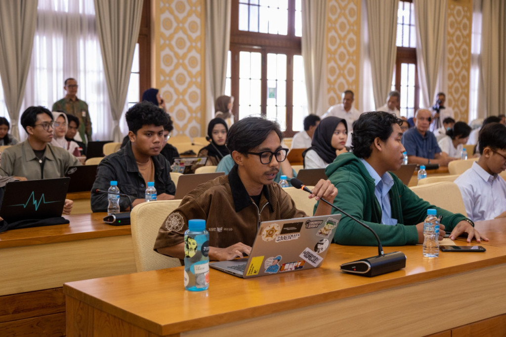 Rectorat Hearing 2025 at UGM reveals campus service issues, including tuition transparency, transport, parking, facilities, and student space management.