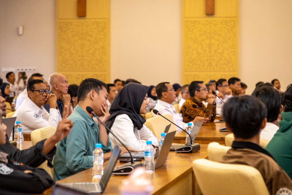 Rectorat Hearing 2025 at UGM reveals campus service issues, including tuition transparency, transport, parking, facilities, and student space management.