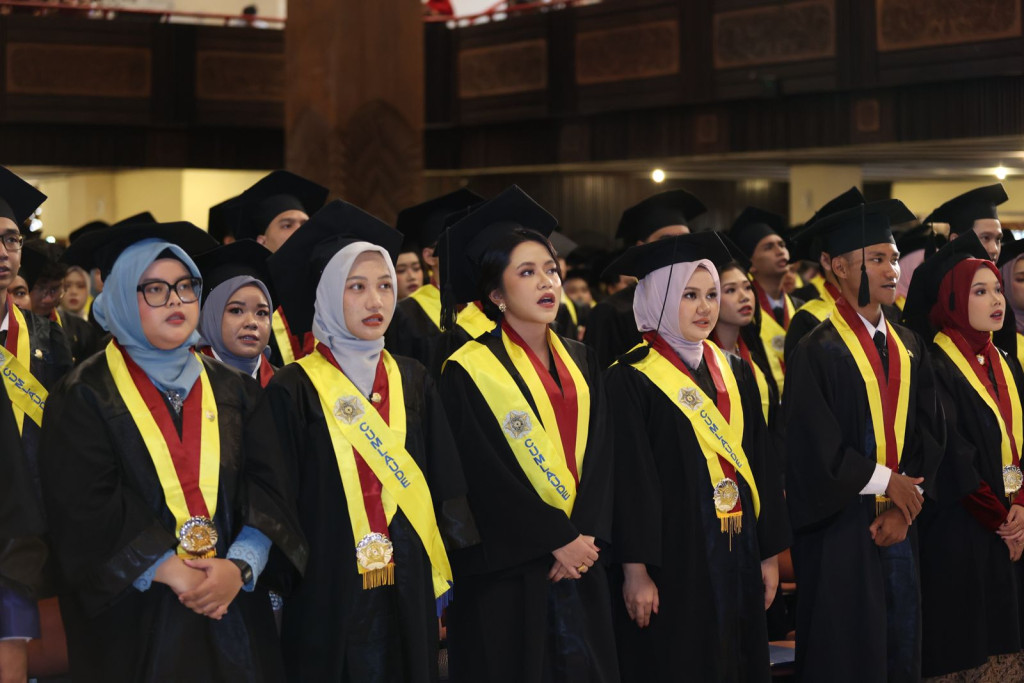 UGM graduates 1,729 Bachelor’s and 423 Applied Bachelor’s students, highlighting academic excellence, innovation, and leadership for national development.