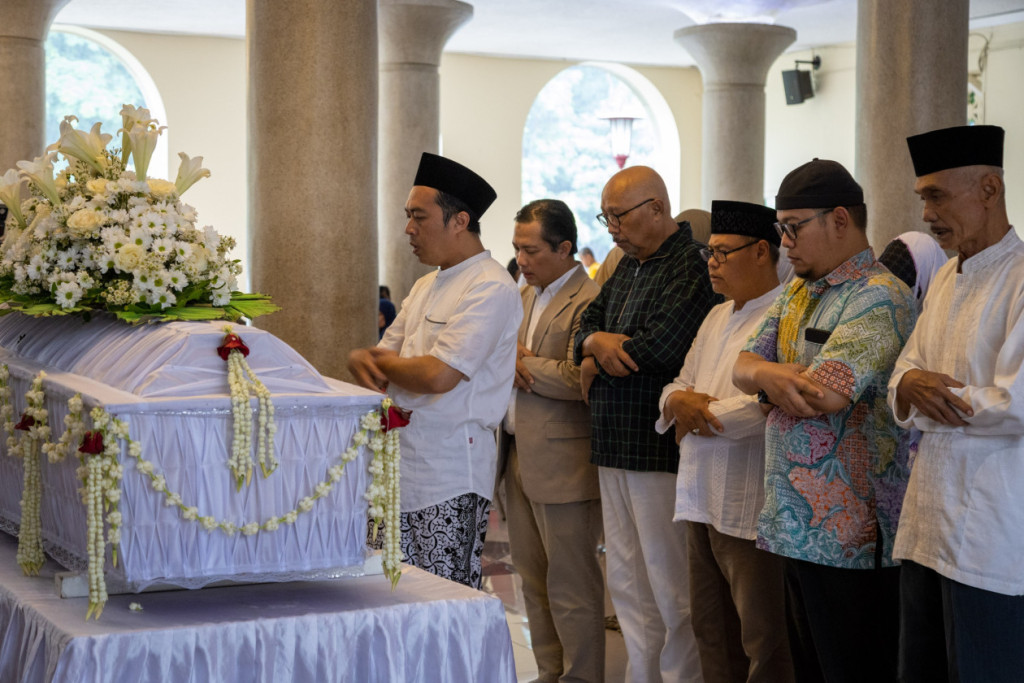 Universitas Gadjah Mada mourns the passing of Professor Harsono, a distinguished neurologist and dedicated educator at FK-KMK UGM.