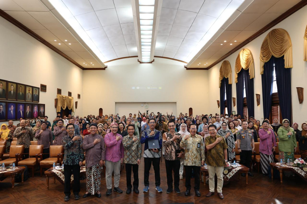 Indonesia faces major challenges in achieving health sovereignty, from pandemics to AI and data governance, experts warn at a UGM seminar.
