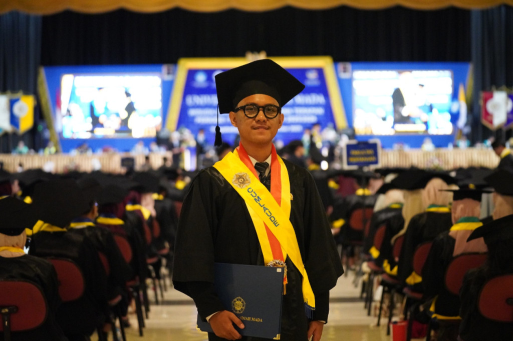 FEB UGM graduate, Muh Ridho, completes his studies cum laude with a 3.94 GPA, overcoming challenges from his rural upbringing in Buton.
