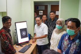 Indonesia’s Vice Minister of Health reviews the UGM-developed digital radiography device undergoing preclinical testing at UGM Academic Hospital.