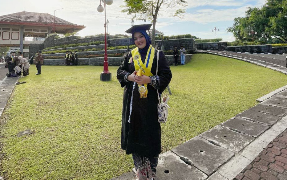 UGM Computer Science graduate Sania Nadlirotullubba earns the highest GPA of 3.98 and shares her journey, challenges, and aspirations in technology.