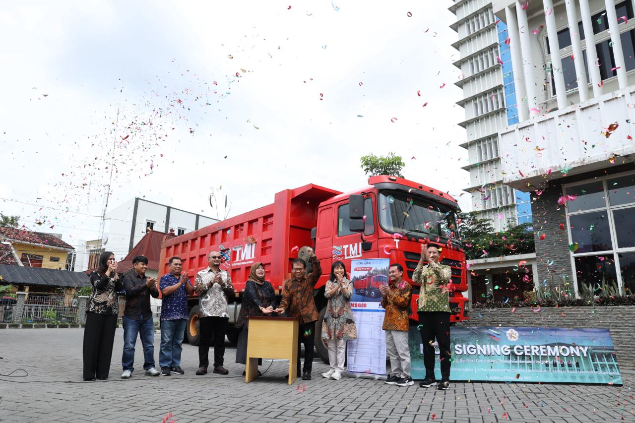 Perkuat Kerja Sama Riset dan Pengabdian, SV UGM Mendapat Hibah Dump Truck dari TID