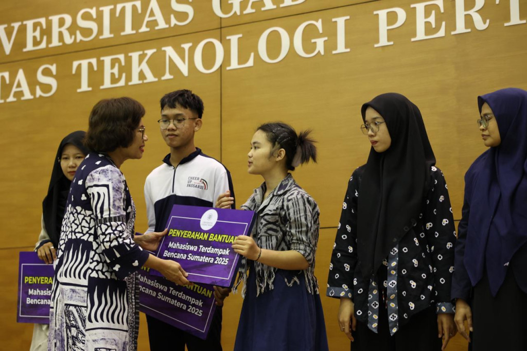 UGM delivers academic, psychological, and financial assistance to 162 students whose families were affected by disasters in Aceh, North Sumatra, and West Sumatra.