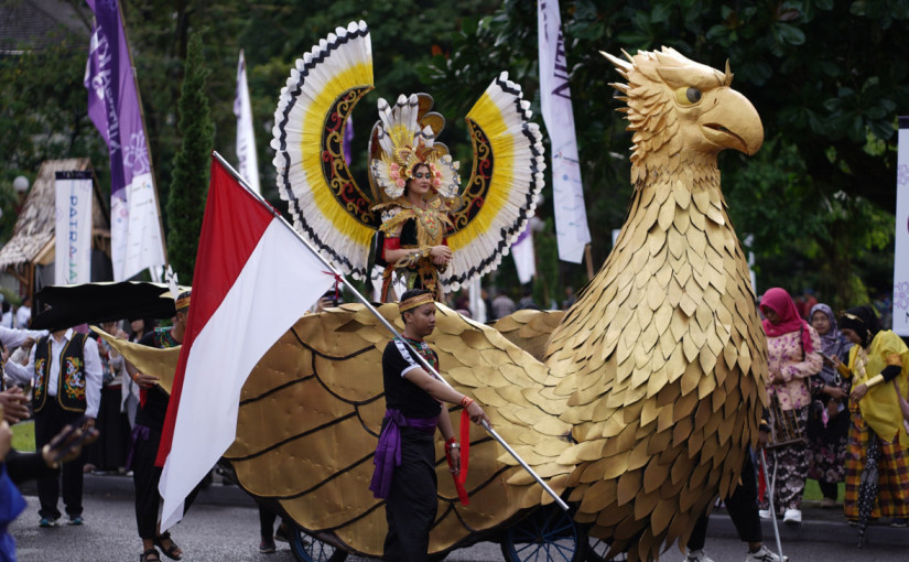 A total of 1,900 participants from 52 community groups took part in the Nitilaku cultural parade celebrating UGM’s 76th anniversary.