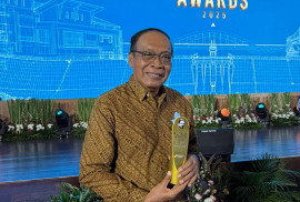 UGM wetland management expert Professor Budi Santosa Wignyosukarto receives the Sutami Awards 2025 for over four decades of dedication to swamp research.