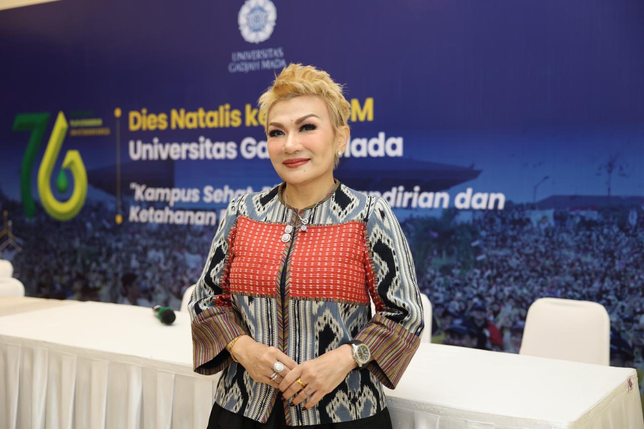 UGM honors Eka Sari Lorena Soerbakti and Professor Abdul Rohman for their contributions to student entrepreneurship and the development of halal research.