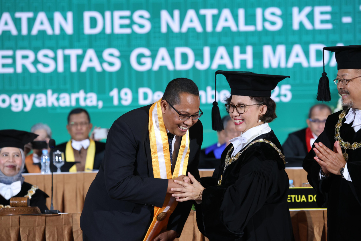 UGM honors Eka Sari Lorena Soerbakti and Professor Abdul Rohman for their contributions to student entrepreneurship and the development of halal research.