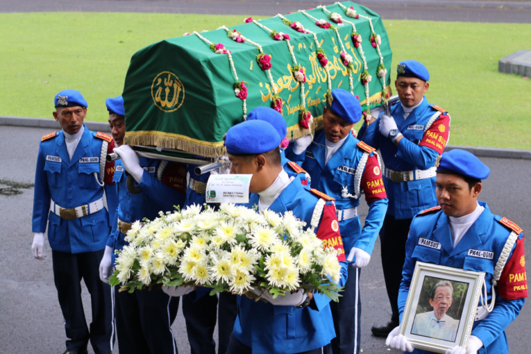 UGM mourns the passing of Professor Soeparna Darmawidjaja, a senior mathematics scholar whose lifelong dedication shaped generations of academics.