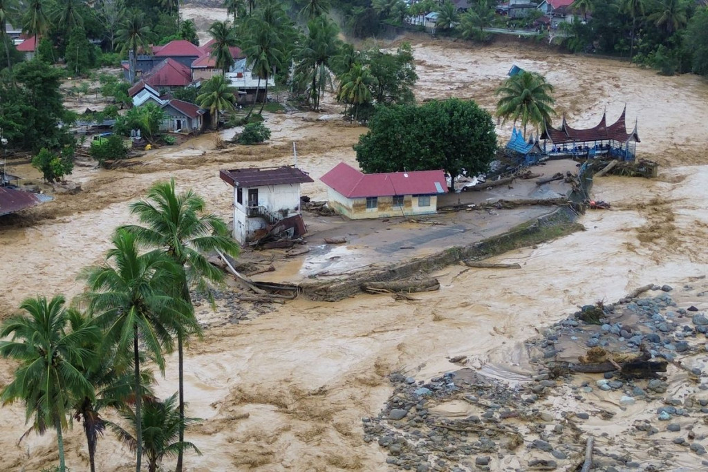 UGM’s expert warns that regions from Java to Southern Papua are on high alert for landslides and flash floods during the peak rainy season.
