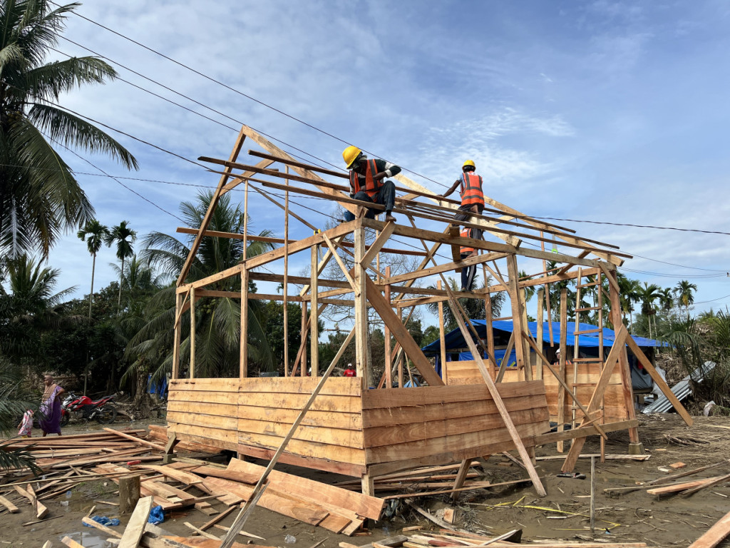 UGM strengthens post-flood recovery in North Aceh by building 100 temporary shelters while empowering residents through construction skills training