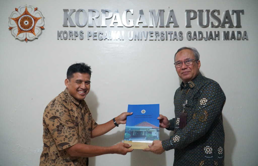 Korpagama honors 11 UGM staff entering retirement with certificates and solidarity funds in recognition of their dedicated service to the university.