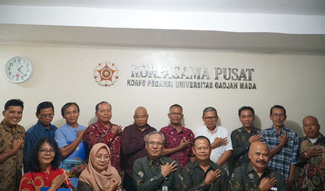 Korpagama honors 11 UGM staff entering retirement with certificates and solidarity funds in recognition of their dedicated service to the university.