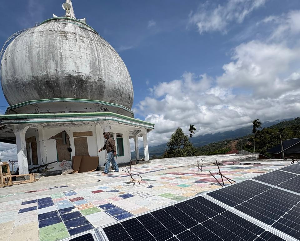 UGM, UTU, and PNL deploy a solar-powered water purification system in Bener Meriah to strengthen healthcare services in disaster-affected areas.