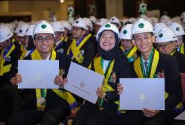 Universitas Gadjah Mada inaugurates 901 new professional engineers, strengthening Indonesia’s human resources in engineering and technology.