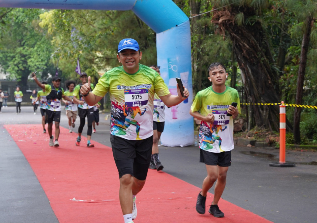 More than 500 runners joined the GMC Runniversary at UGM, attended by BPJS Kesehatan President Director, promoting healthy lifestyles.
