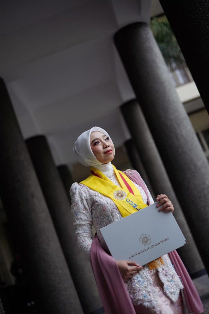 UGM doctoral graduate Dea Angelia Kamil earned her PhD in Computer Science at just 26 years old, becoming one of the youngest doctoral graduates.