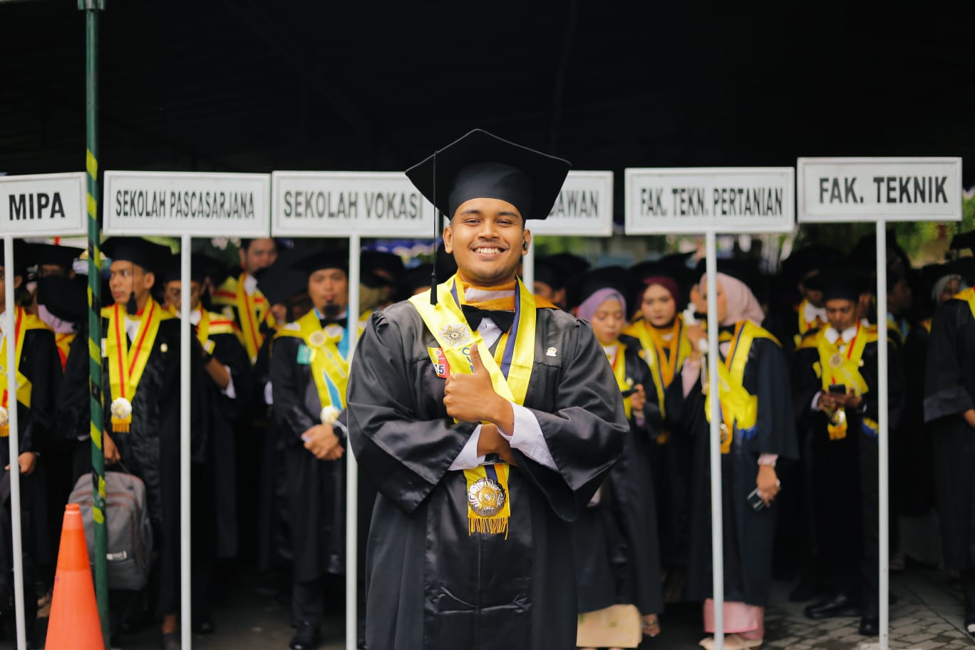 UGM graduate Aji Wikandaru completed his master’s degree with a perfect GPA of 4.00 in just 1 year and 10 months, balancing study and experience.