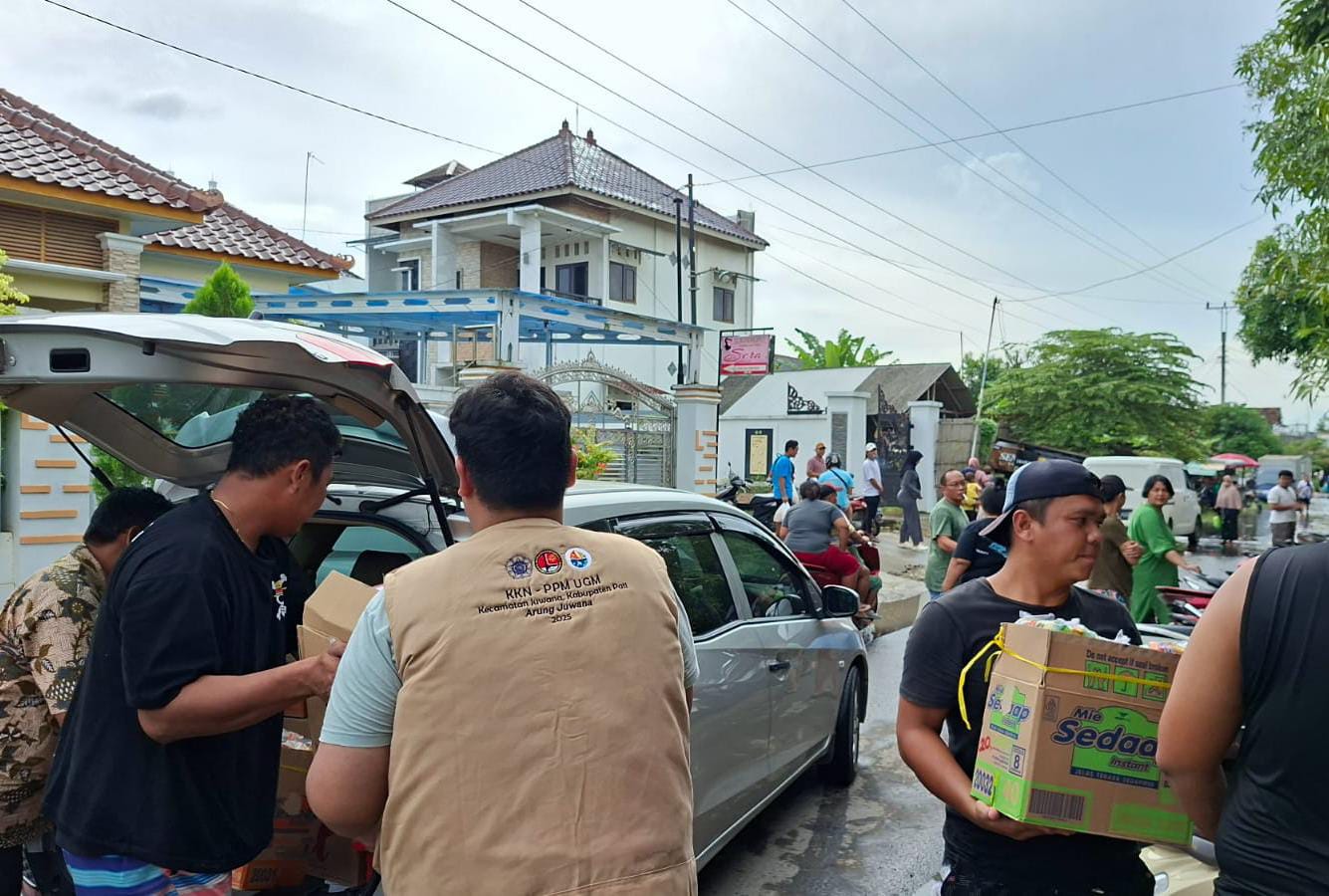 Floods inundate dozens of villages in Pati Regency as UGM KKN students join local volunteers to evacuate residents and distribute aid.
