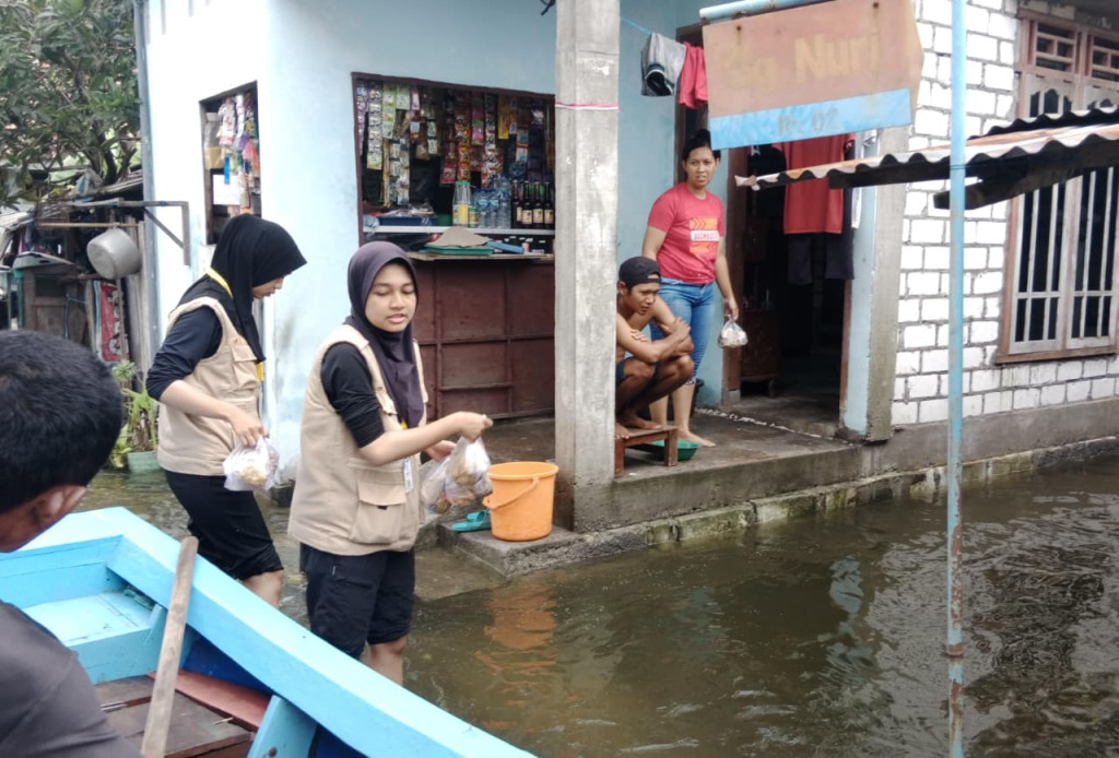 Floods inundate dozens of villages in Pati Regency as UGM KKN students join local volunteers to evacuate residents and distribute aid.