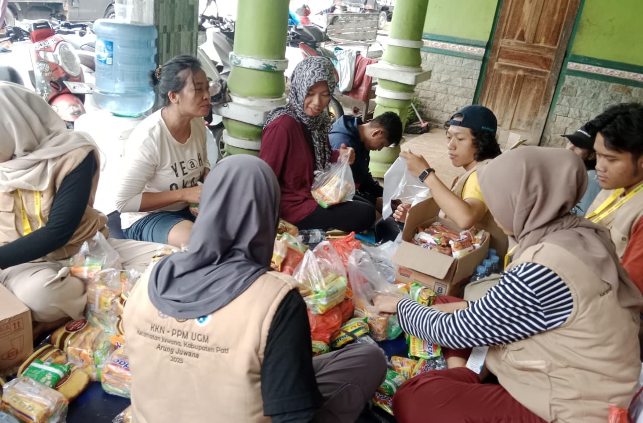 Floods inundate dozens of villages in Pati Regency as UGM KKN students join local volunteers to evacuate residents and distribute aid.