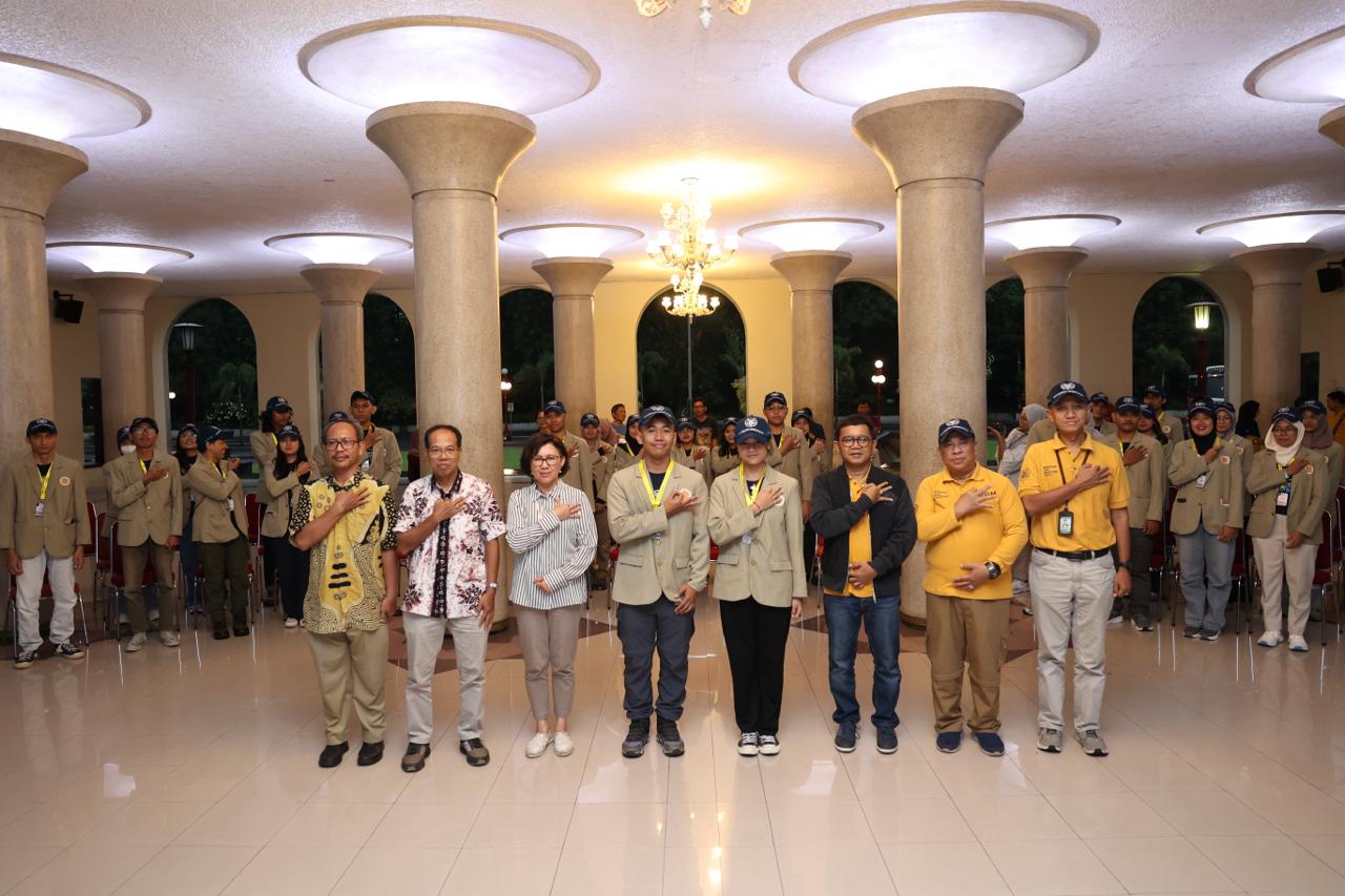 UGM Rector officially sends off the KKN-PPM Disaster Response student team to Aceh to support post-disaster recovery efforts.