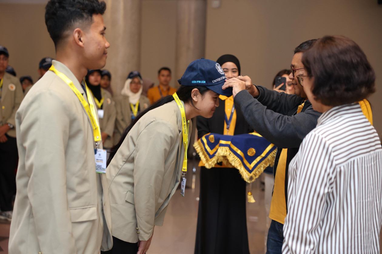 UGM Rector officially sends off the KKN-PPM Disaster Response student team to Aceh to support post-disaster recovery efforts.