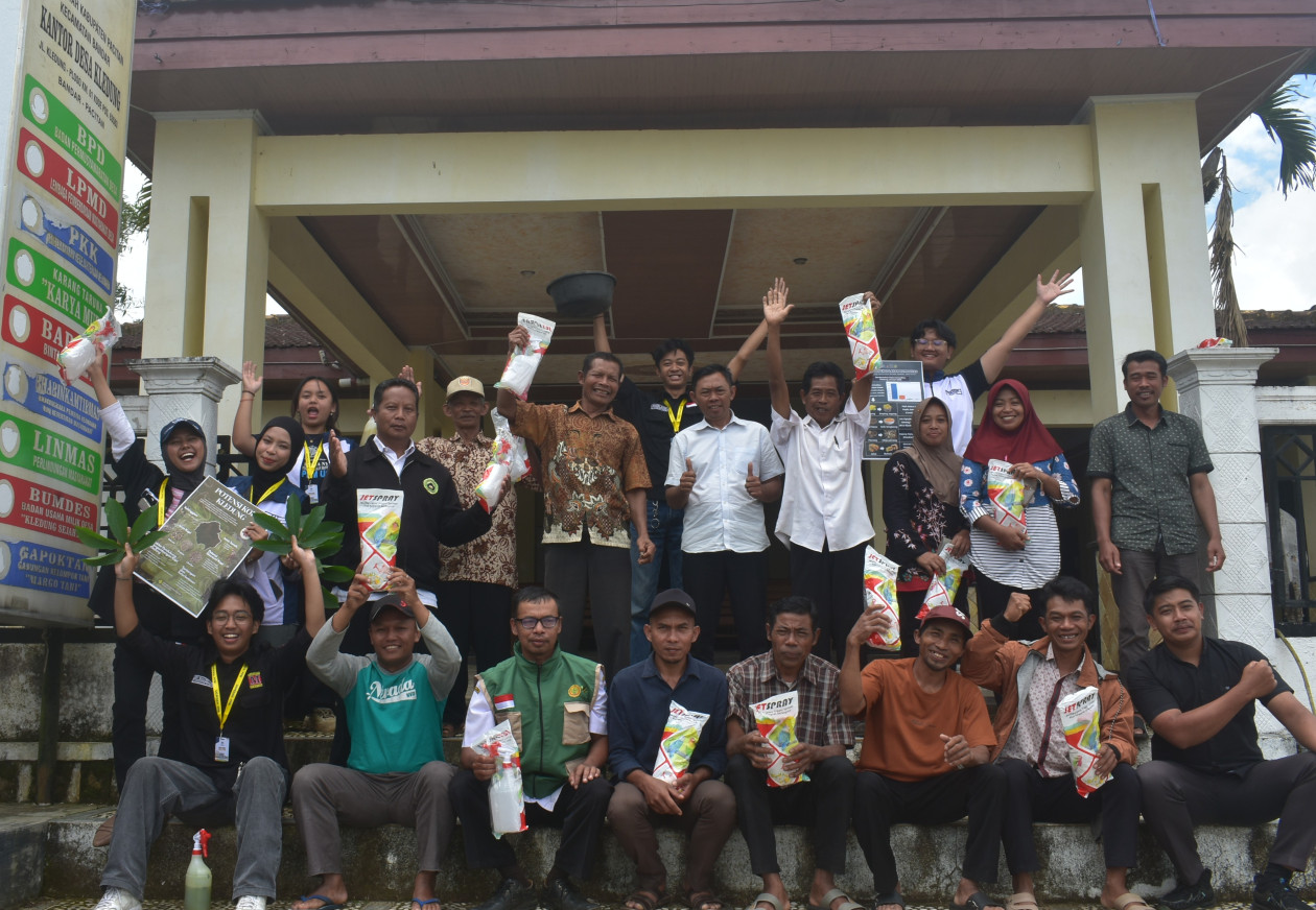 UGM community service students work with farmers to develop coffee in Kledung Village, Pacitan.