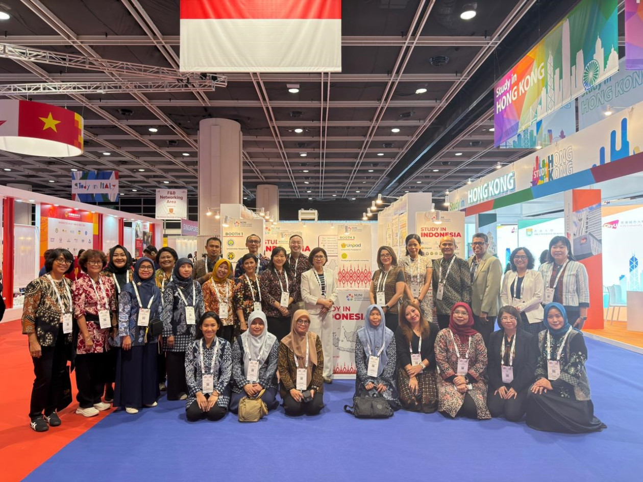 Professor Puji Astuti presenting in the Regional Update Series at APAIE 2026.