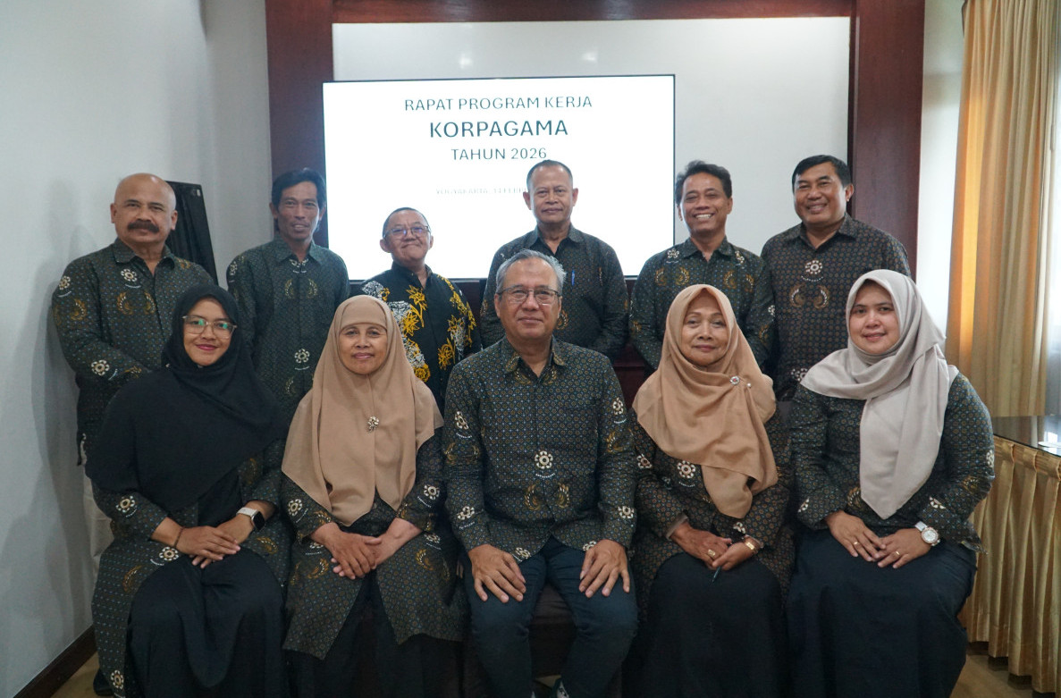 Chair of Korpagama Prof. Ir. Achmadi Priyatmojo, M.Sc., Ph.D., leads the 2026 work meeting at Wisma MM UGM with organizational members.