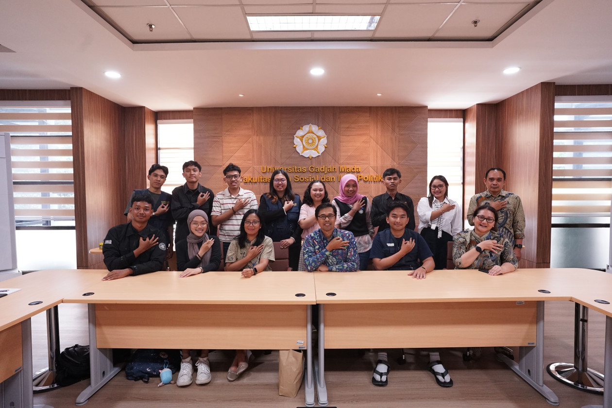 UGM Fisipol volunteers conducting educational games for disaster-affected children in Aceh.