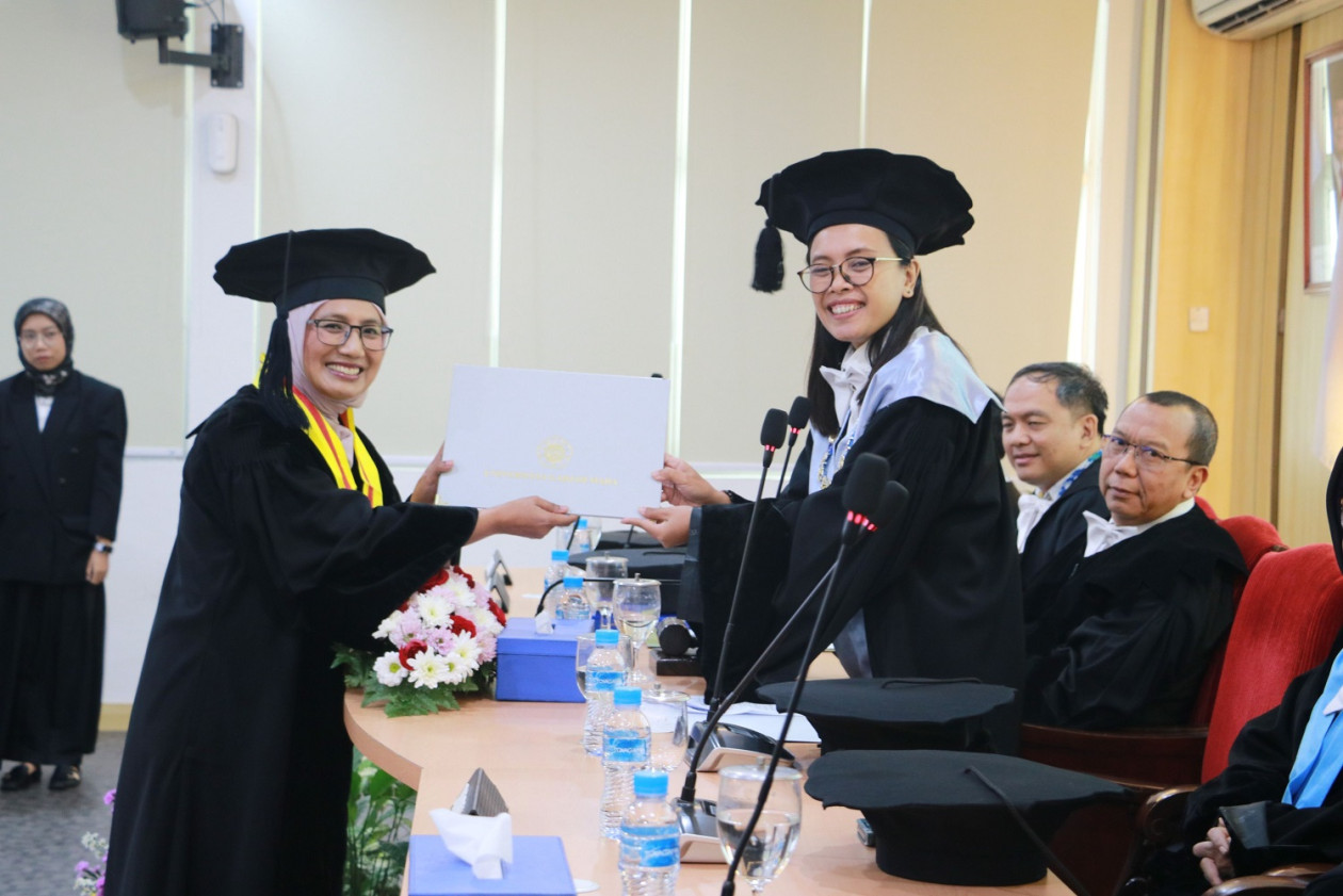 Doctoral candidate Fadillah presenting her Game-Based Assessment research at UGM.