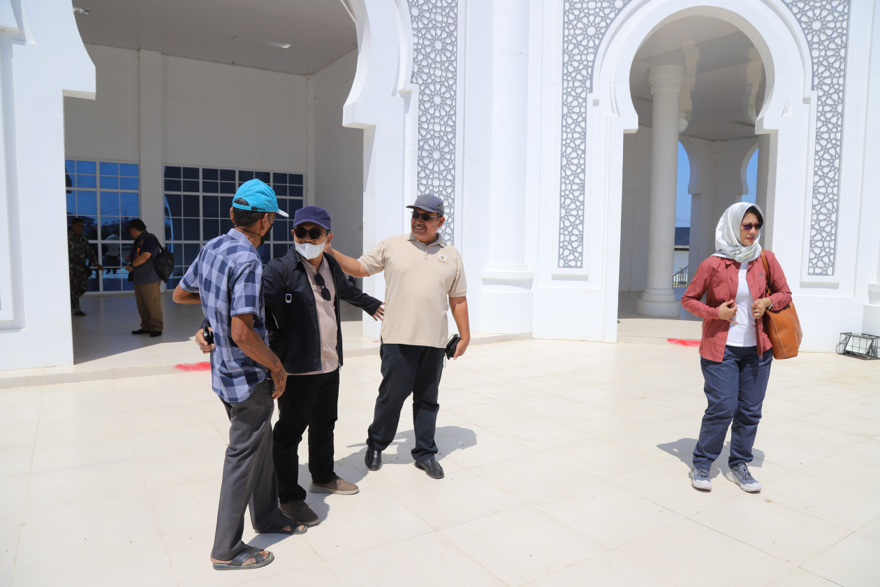 UGM KKN students assist disaster-affected communities in Aceh by supporting economic recovery and providing psychosocial assistance.