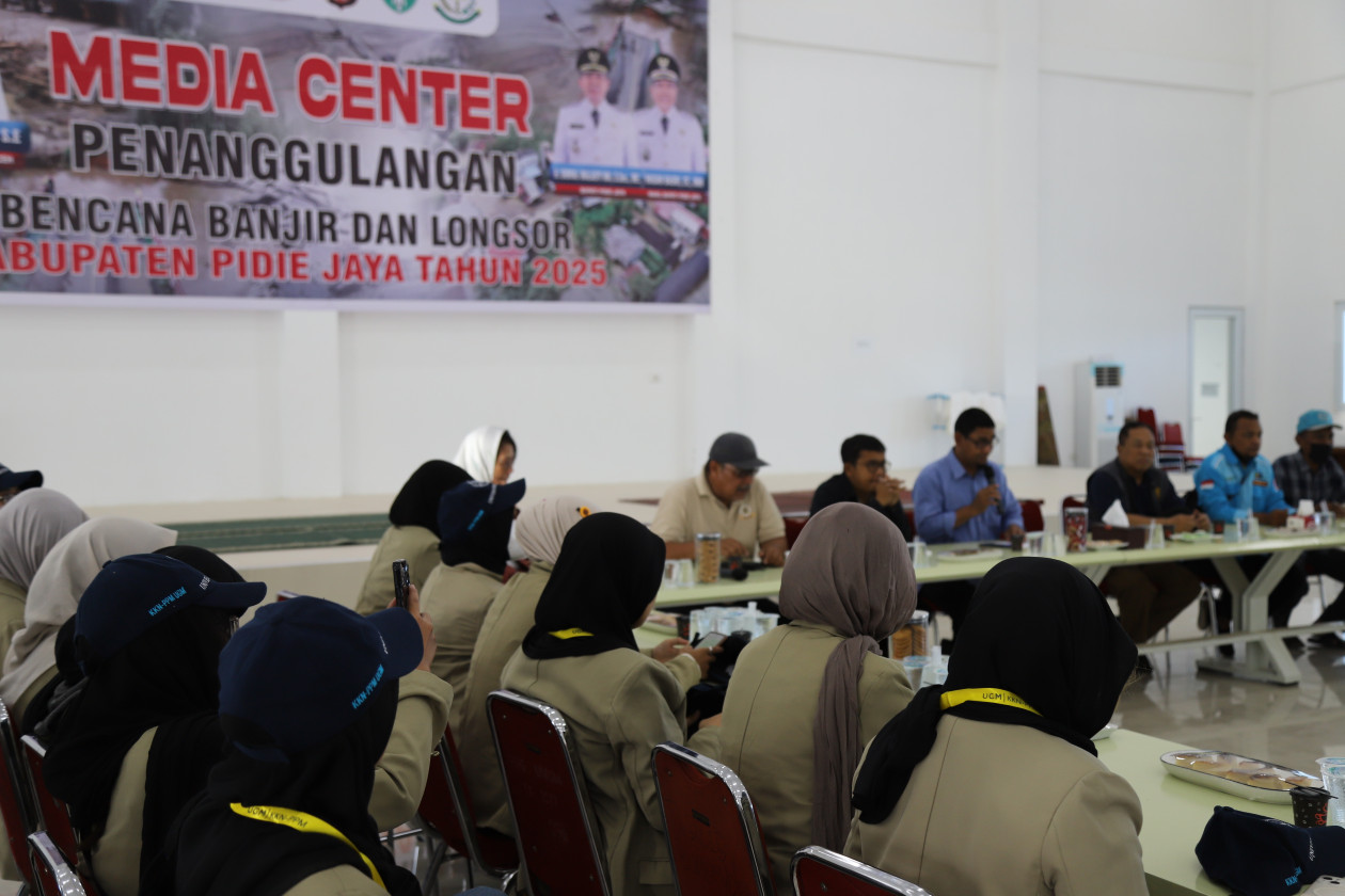 UGM KKN students assist disaster-affected communities in Aceh by supporting economic recovery and providing psychosocial assistance.