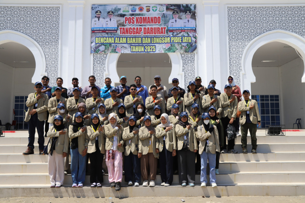 UGM KKN students assist disaster-affected communities in Aceh by supporting economic recovery and providing psychosocial assistance.